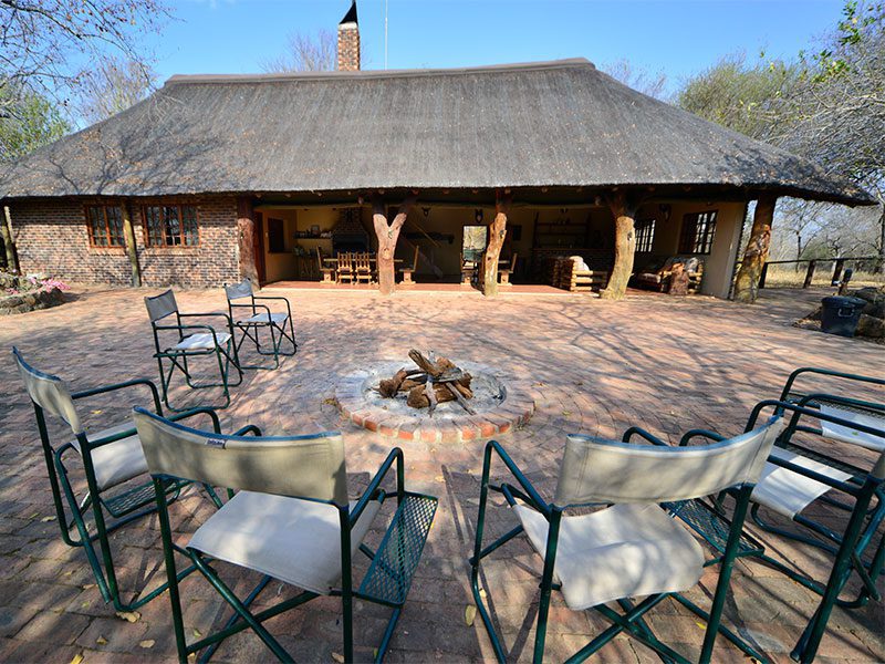 Makutsi-tented-camp-fire